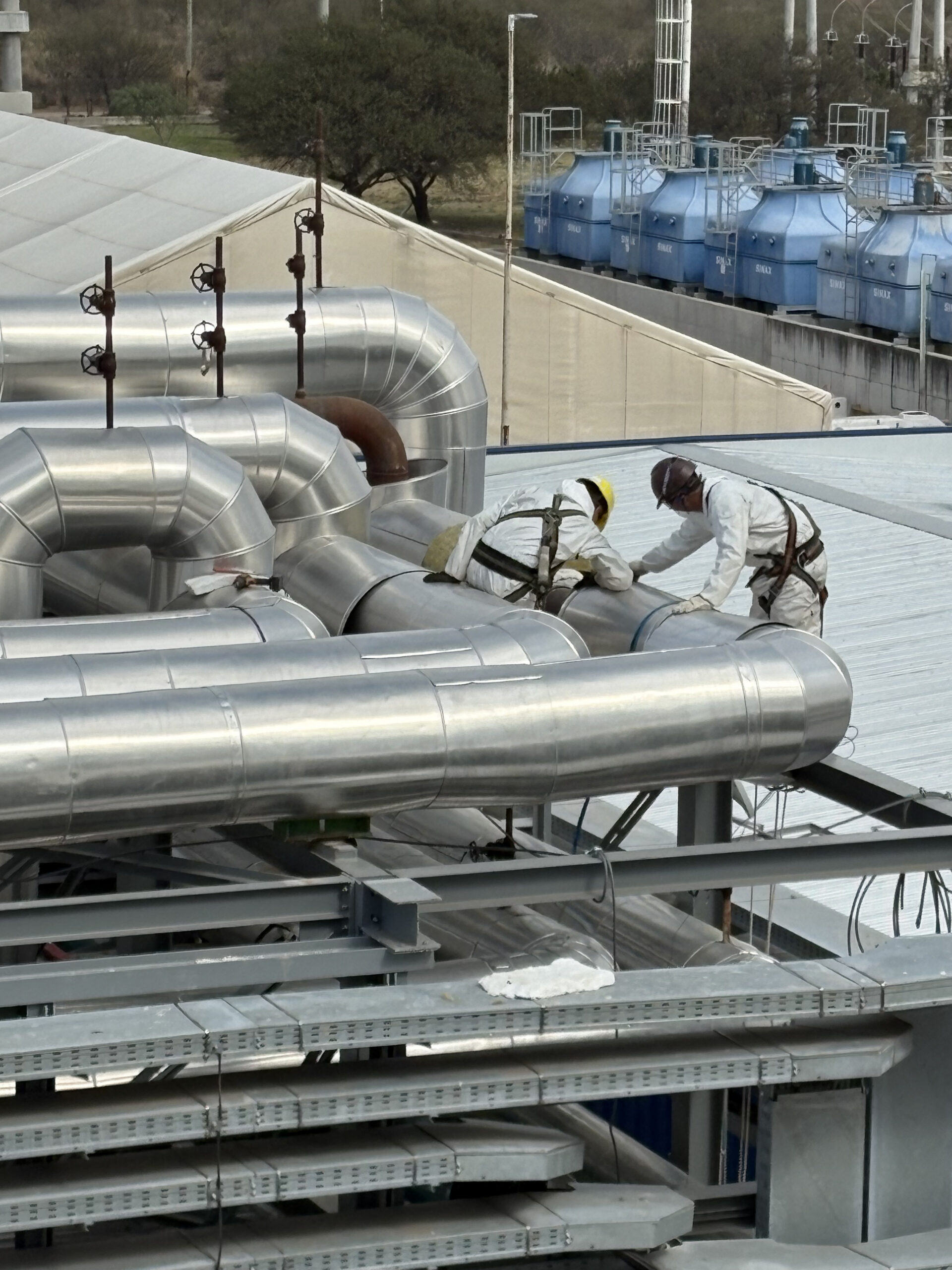 Instalaciones industriales con cañerías y sistemas de aislación térmica