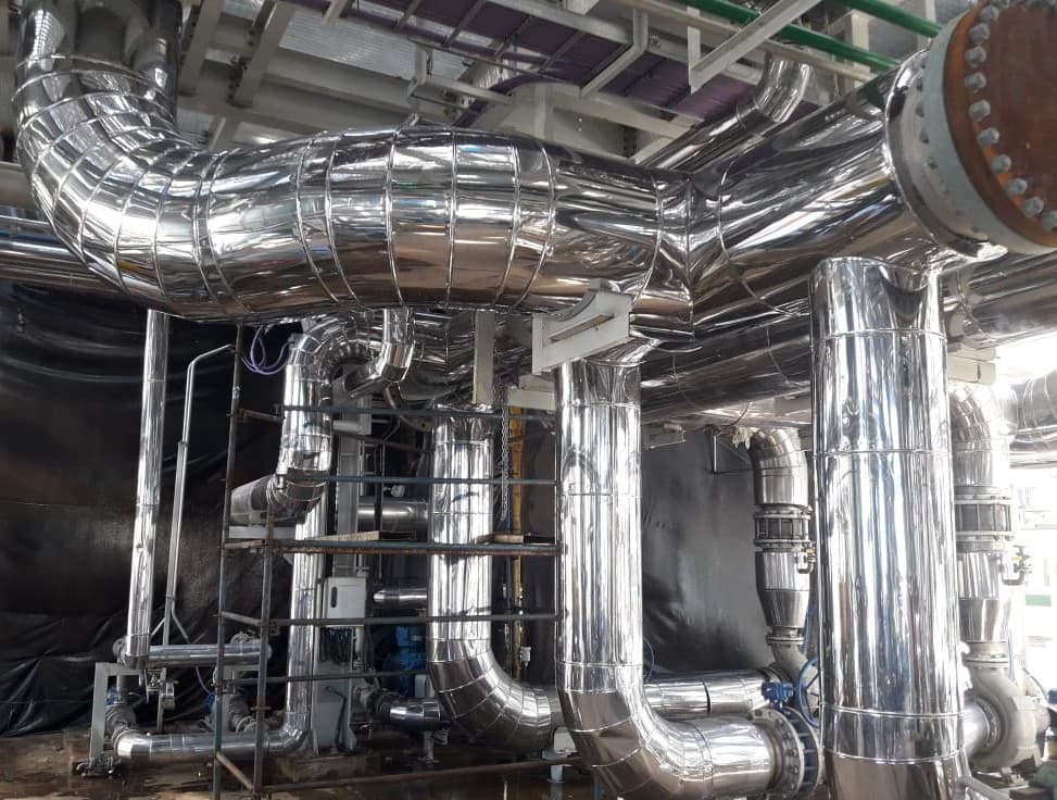 Trabajo de instalación de aislamiento térmico en entorno industrial